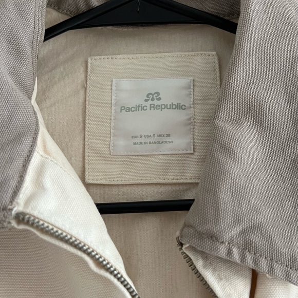 Unisex Cream Jacket with Gray Collar - Picture 4 of 6